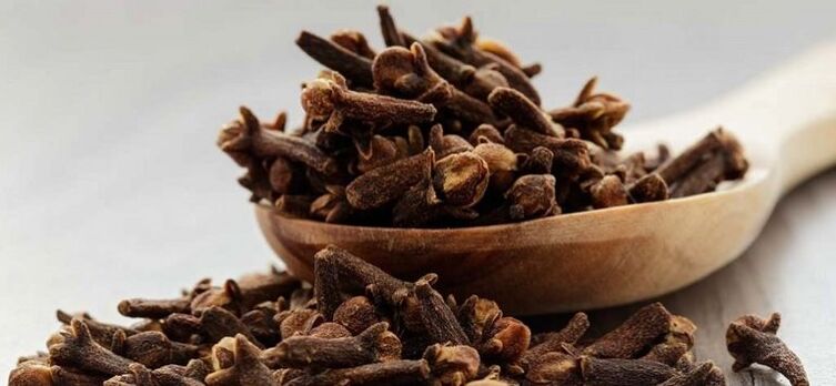 Clove essential oil helps get rid of worms