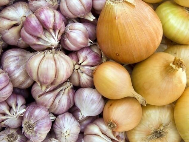 Fresh onion with garlic to eliminate worms