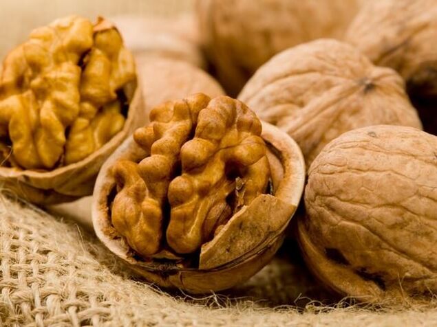 In order to cure helminthiasis at home, a walnut is used. 